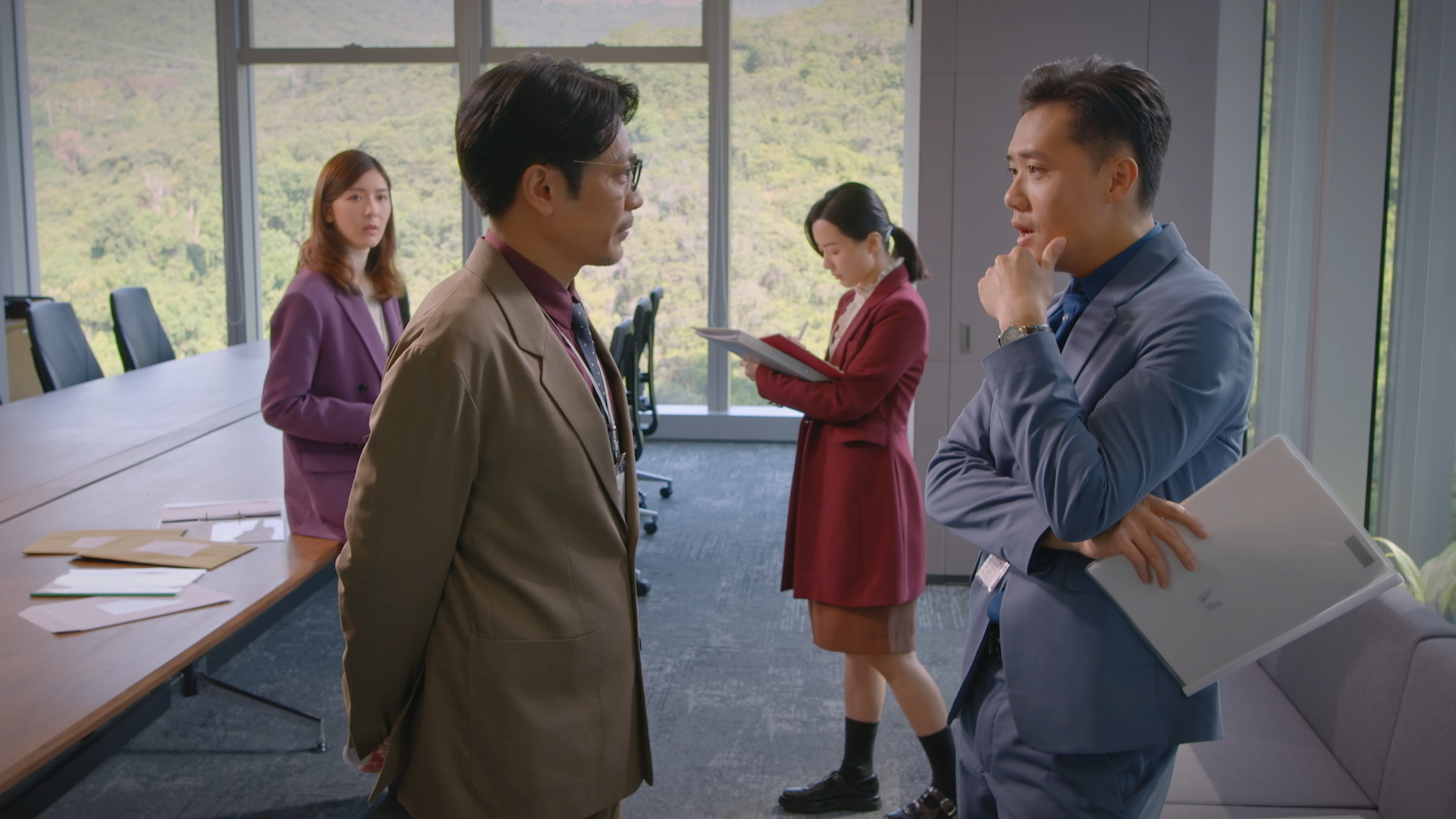 Johnny (played by Alan LUK) appoints Sean (played by Himmy WONG) as the officer-in-charge of the operation, and that upsets Ashley (played by Jennifer YU), who is of the same rank as Sean.