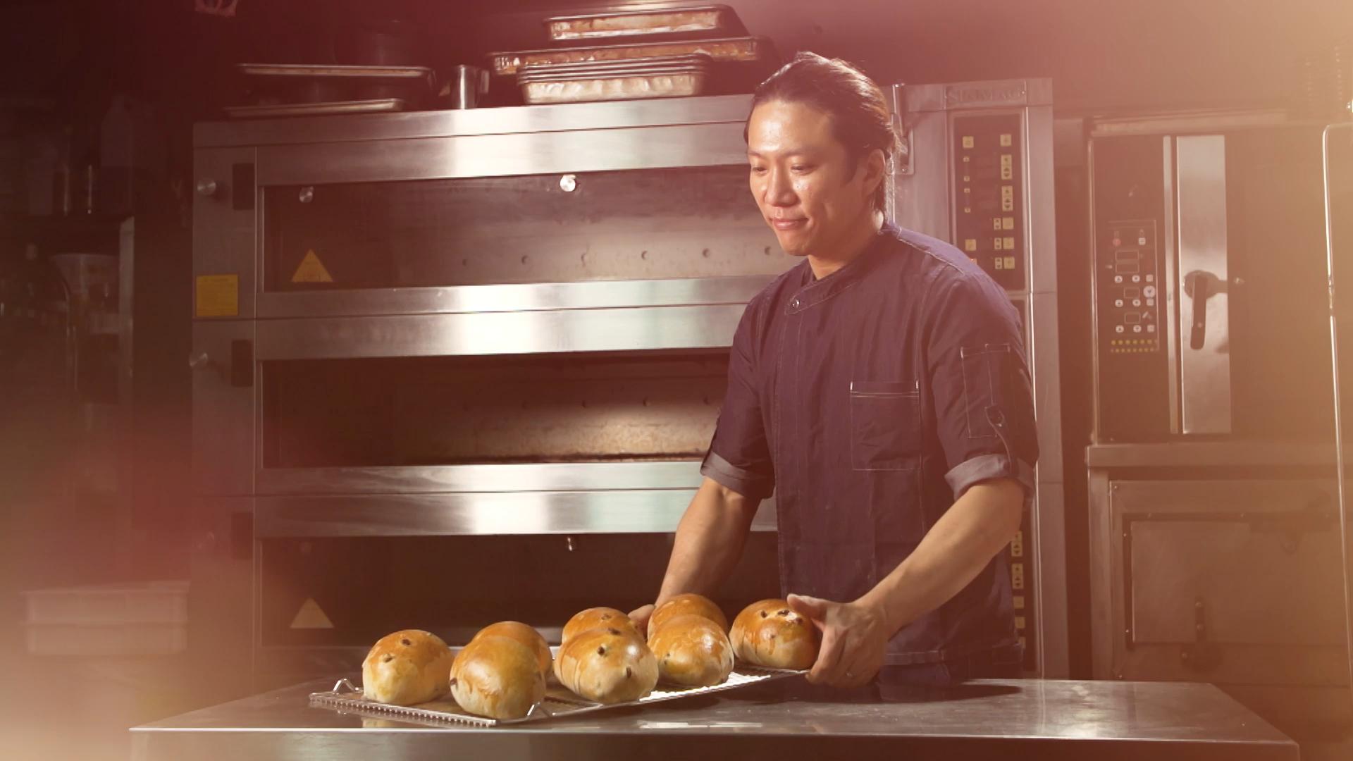 文敬龙, 加入面包制作行业已经超过二十年。做面包不单是他的工作，更是他的第二生命，他希望通过自己经营的面包店，改变大众对港式面包的印象。