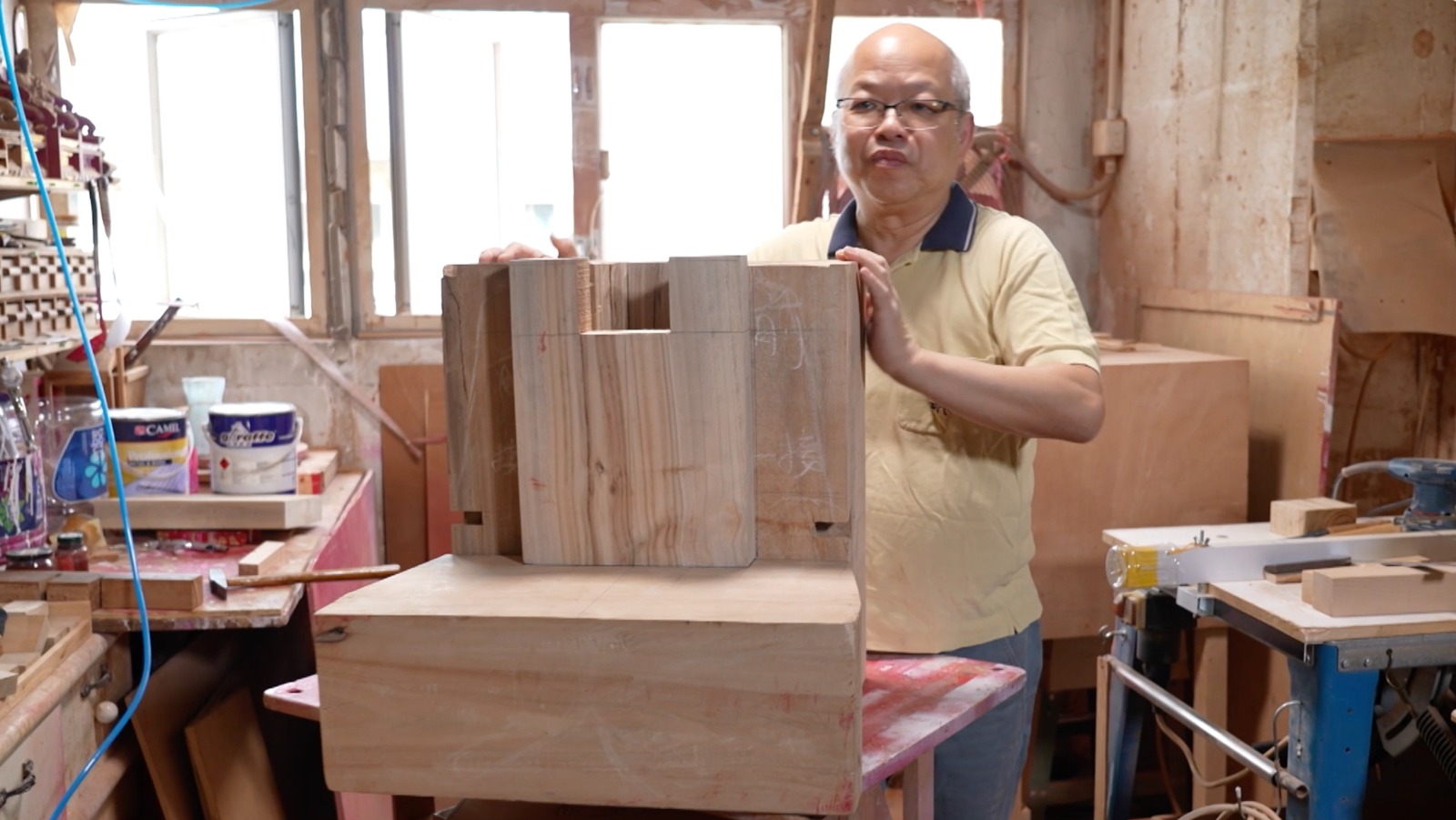 蕭炳強師傅運用榫接的方法，將多塊樟木拼合，用以製作佛像。