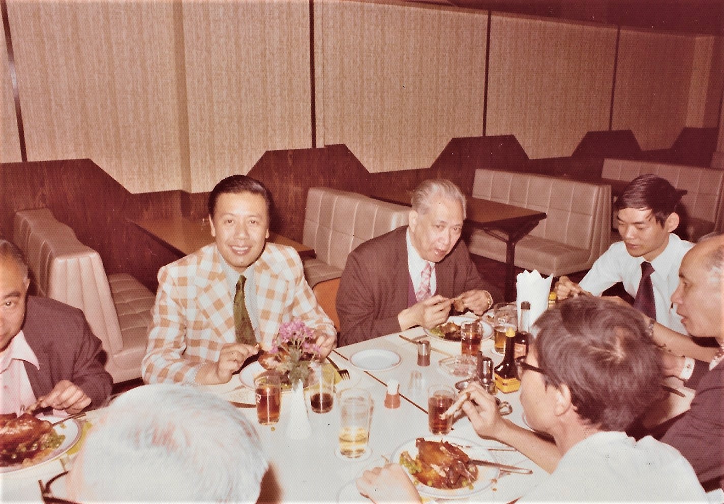 1976年客人享受太平馆名菜烧乳鸽