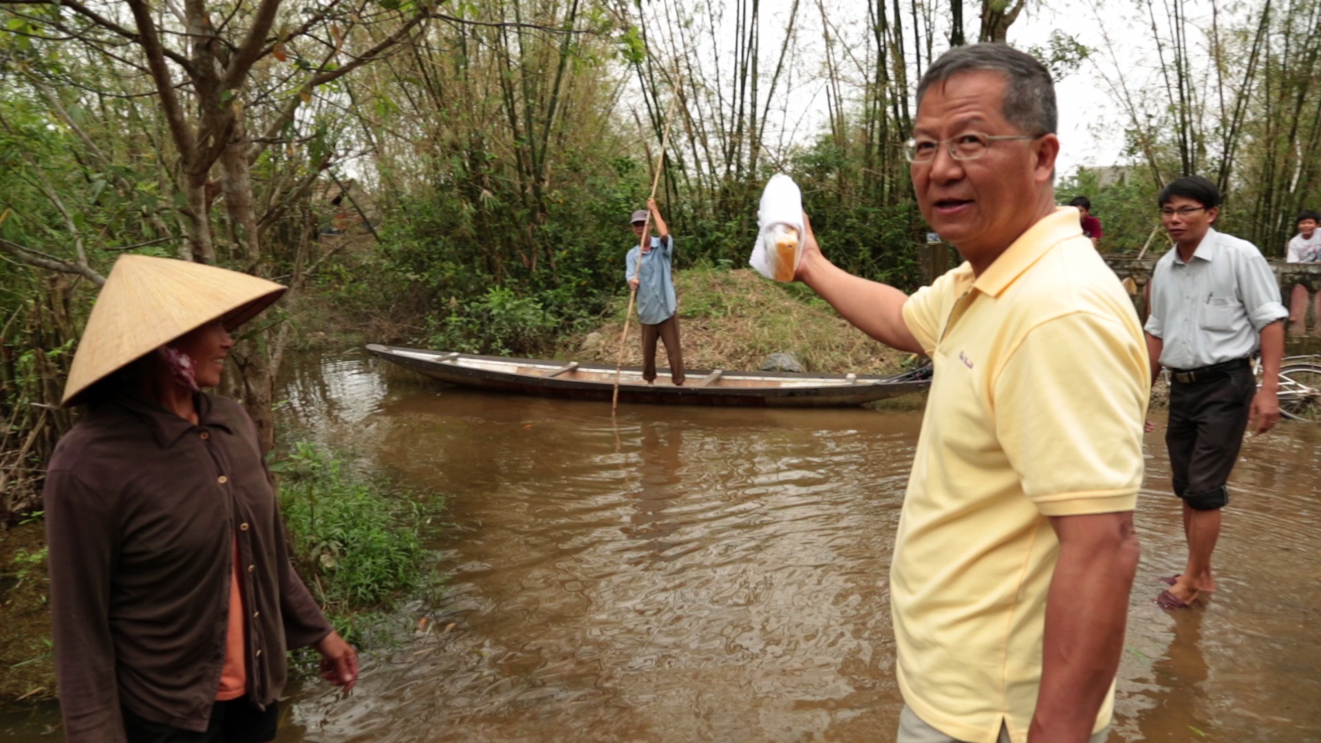 節目主持梁榮武到訪越南中部嚴重水浸地區