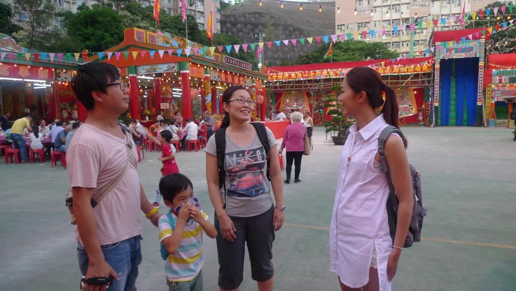 熱愛中國文化的由利香( 中 )與家人一起參加盂蘭勝會