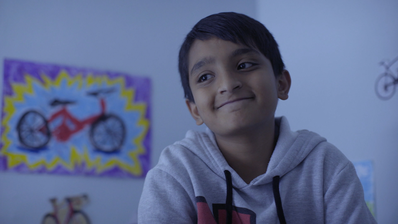 巴基斯坦裔的小四學生Azeem（Mohammad Ahsun Arif飾）有一個單車夢，但家境貧窮，為了儲錢買單車，不惜步行上學。