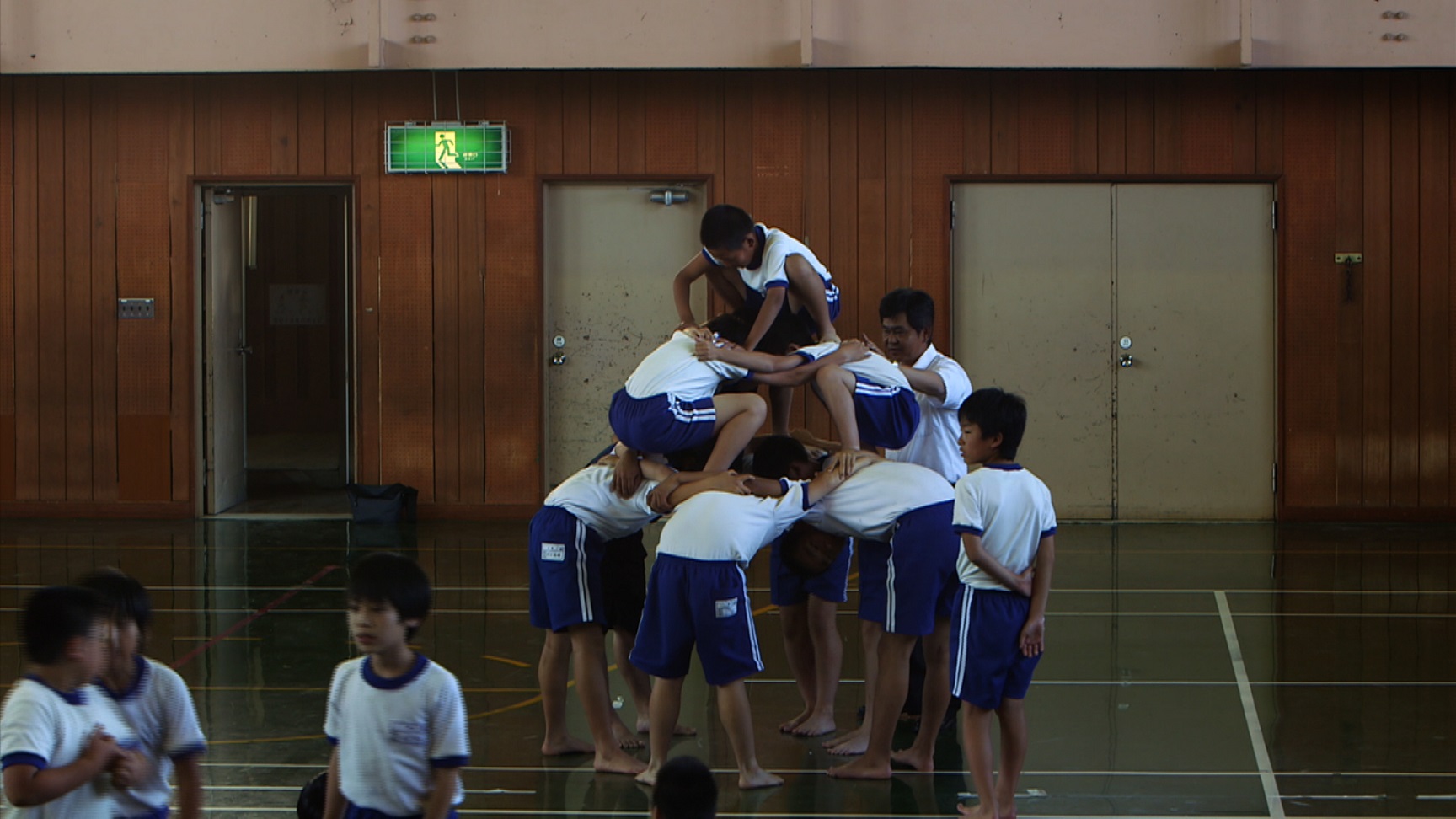 在日本小學生的運動會中，「疊羅漢」對這組動作已經司空見慣，認為有助鍛鍊身體。