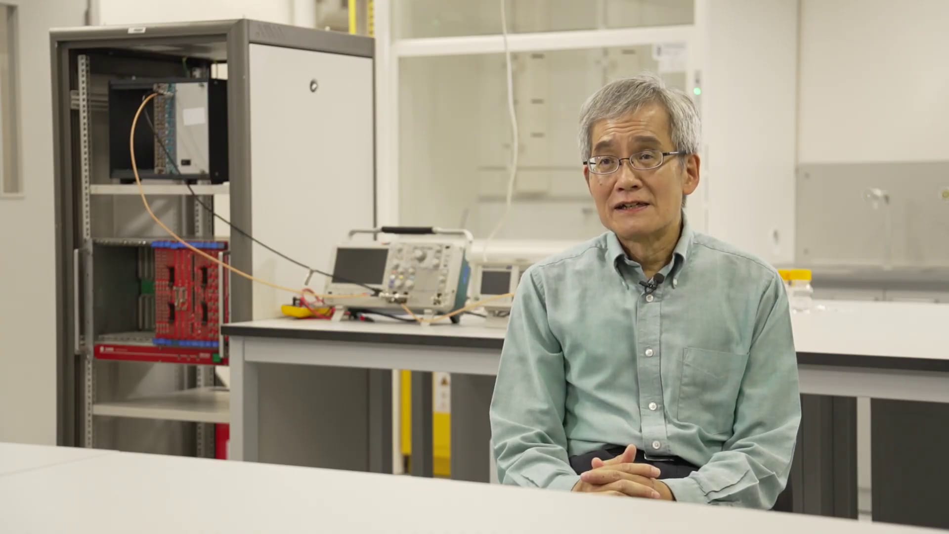 现任香港科技大学物理系讲座教授的陆锦标，当年与团队努力争取在大亚湾核电站设立中微子实验室，往后的实验结果成绩骄人。