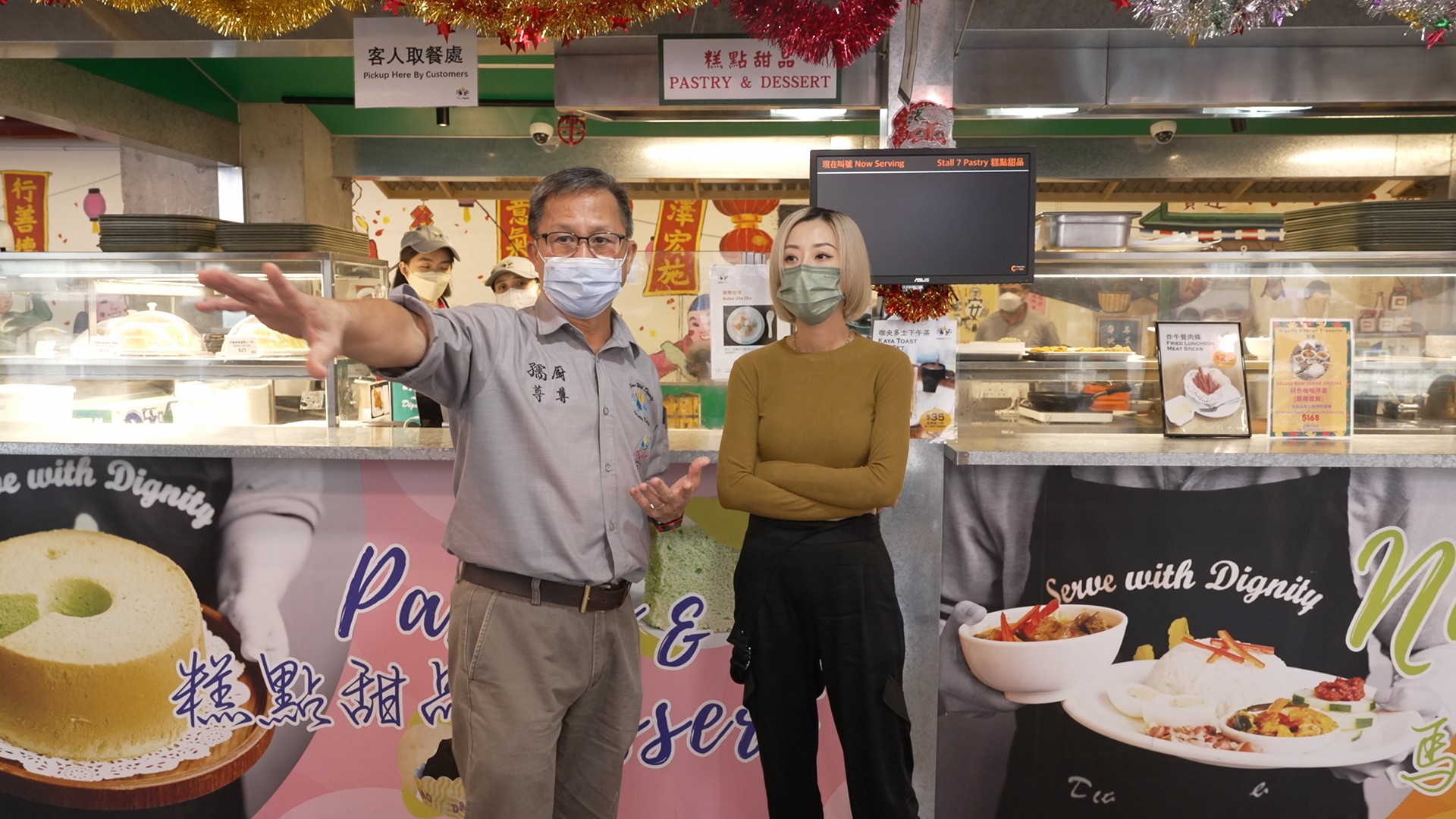 来自新加坡的社企创办人Mr. Koh(图左)向泳儿(图右)介绍社企餐厅「厨尊」的创办理念与营运模式。