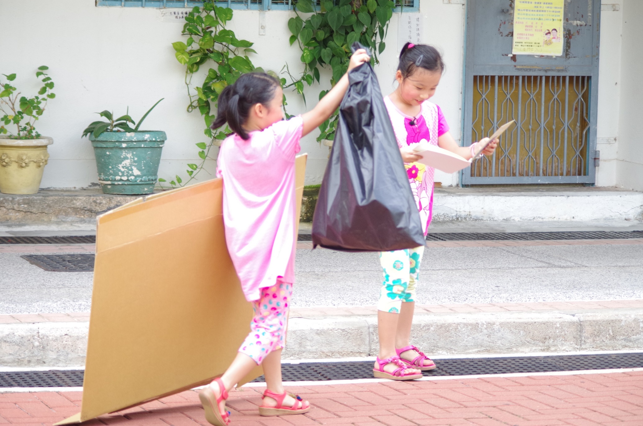 姐姐旭慧及妹妹曉慧成功找到了環保物料，甚為高興。