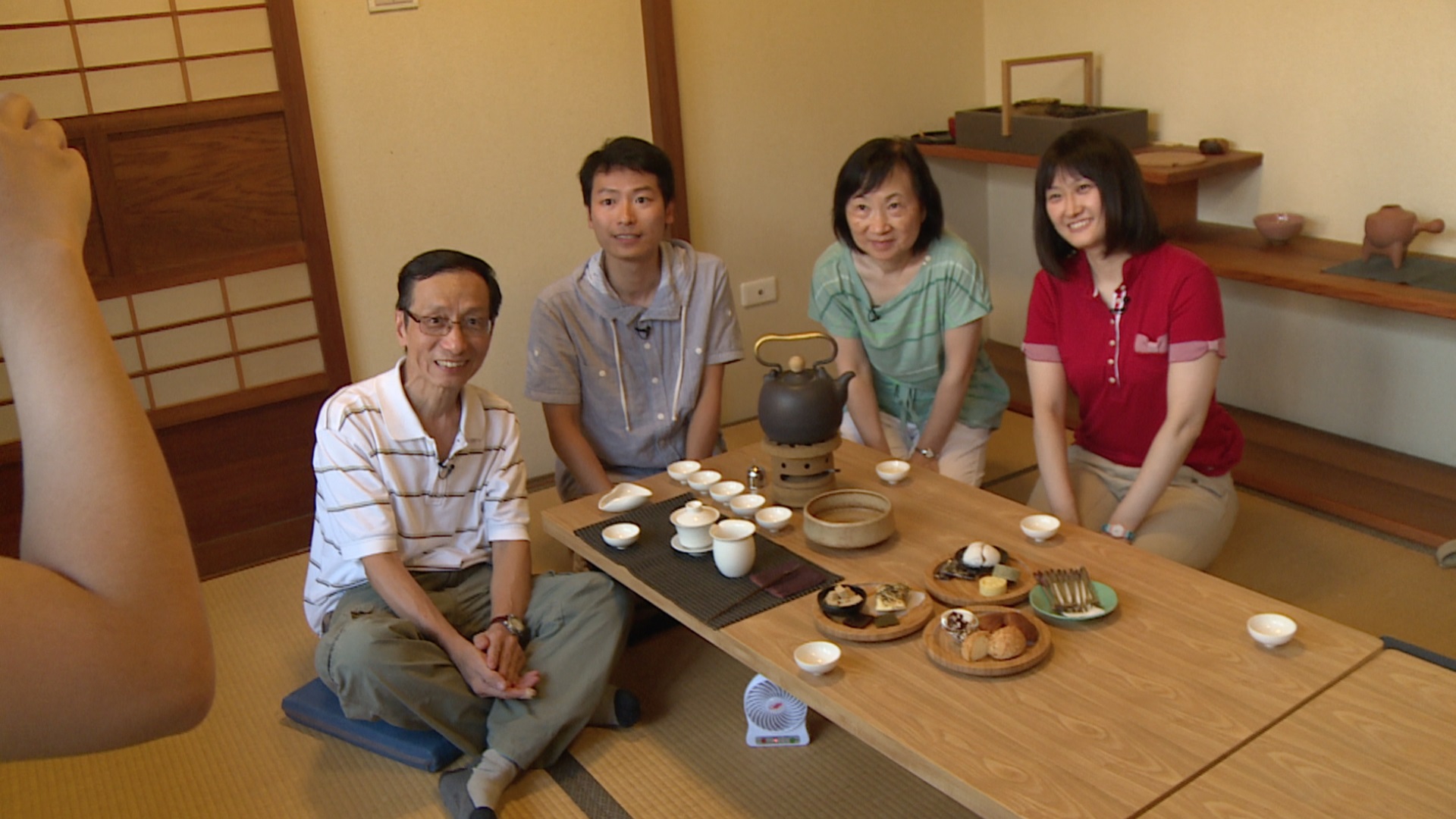 Alvin希望父母和他的日本女友Misaki能互相了解，他們在一間位於日式舊建築物內的茶屋品茗，以日本文化展開這趟旅程。