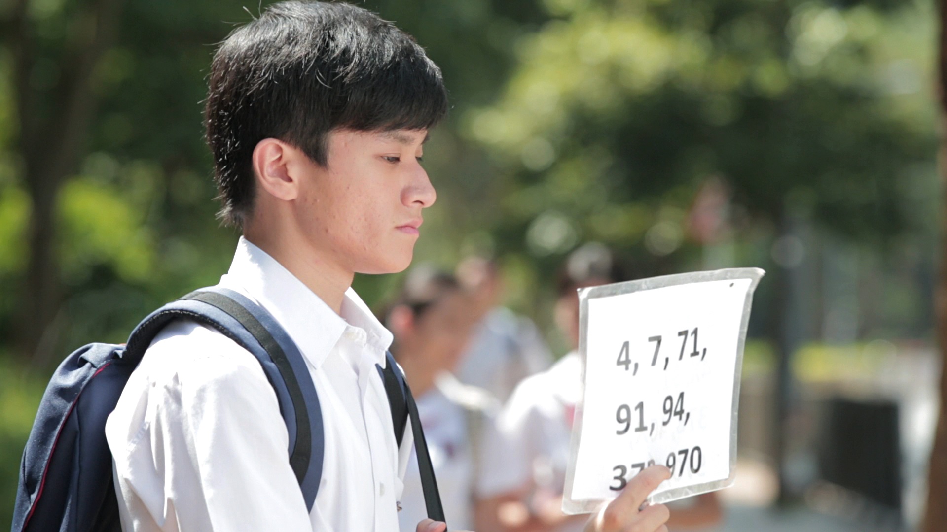 视障演员练子诺饰演视障学童阿Ken，剧中可见视障人士等巴士时必须自备路线号码牌。