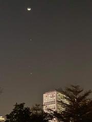 有时候在市区（例如中环）也能看见星月交辉，记得抬头望望天