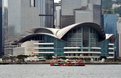 位於灣仔的香港會議展覽中心，除了是香港回歸中國交接儀式的舉辦場地之外，多年來孕育著香港展覽及相關行業的發展。（新華社資料圖片）