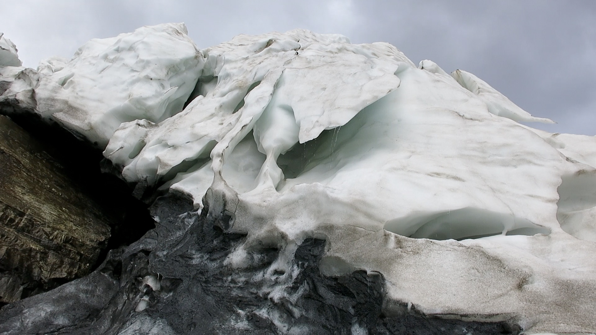 青藏高原大量冰川急劇融化，引發河流暴漲，隨時有滅頂危險。