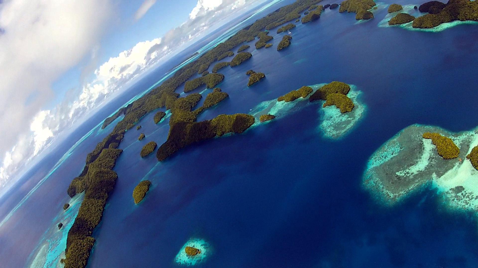 帕劳由多个大小堡礁组成,是位于西太平洋的一个岛国。